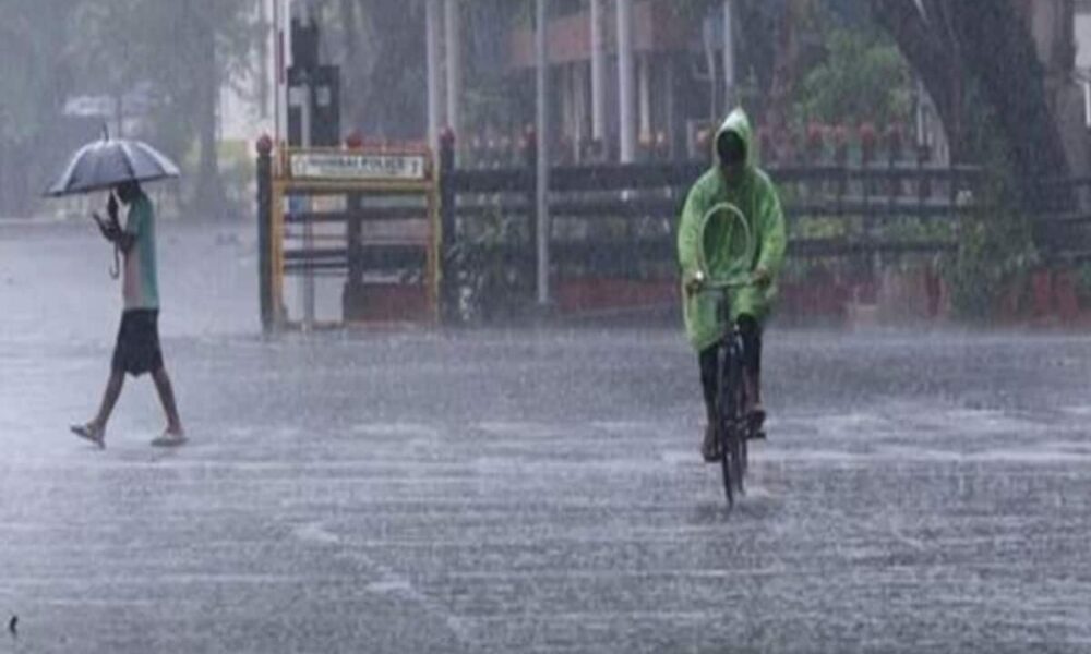छतरी लेकर ही निकलें घर से, हवाा-बारिश औऱ गरज के साथ छींटों से होगा सामना; दिल्ली में कब तक रहेगा ऐसा मौसम