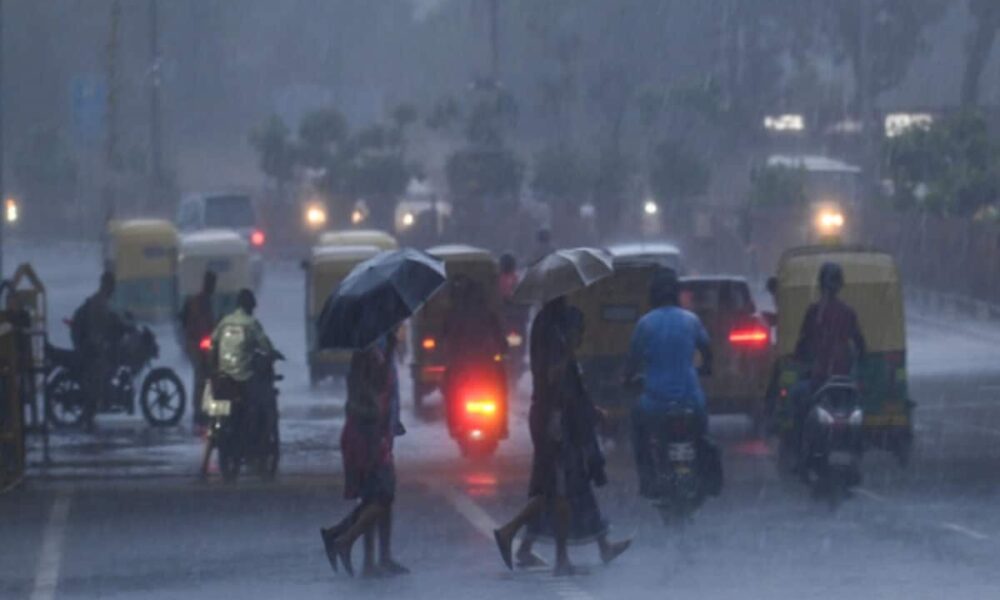 Delhi Rain Alert : दिल्ली में कल से करवट लेगा मौसम, 3 दिन बारिश के साथ फिर लौटेगी ठंड