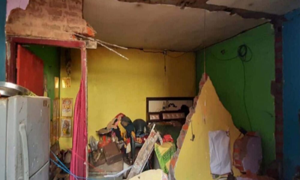 तड़के सुबह भरभरा कर गिरा मकान, घर में सोए पति-पत्नी की मौत, एक की हालत गंभीर