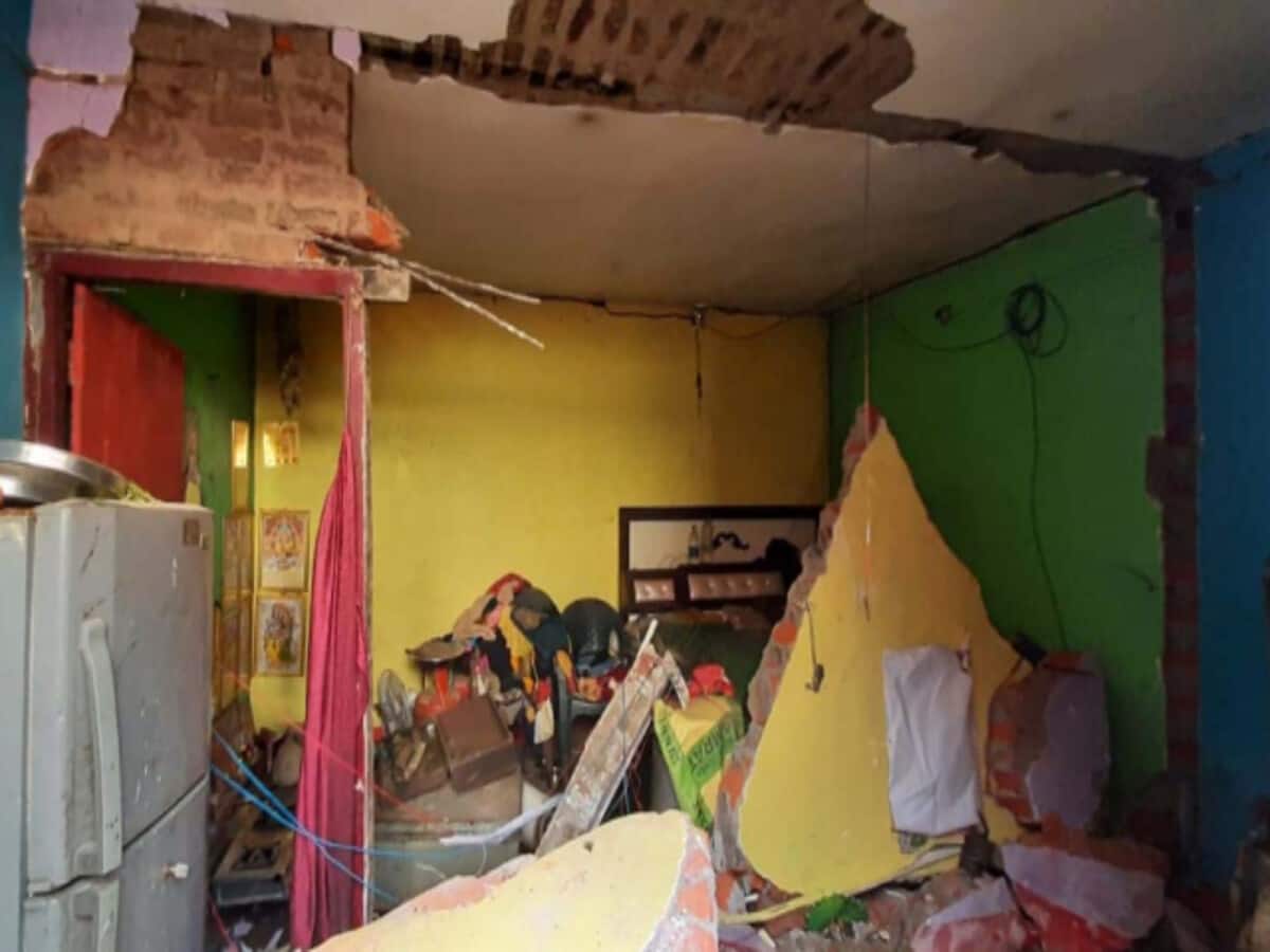 तड़के सुबह भरभरा कर गिरा मकान, घर में सोए पति-पत्नी की मौत, एक की हालत गंभीर तड़के सुबह भरभरा कर गिरा मकान, घर में सोए पति-पत्नी की मौत, एक की हालत गंभीर