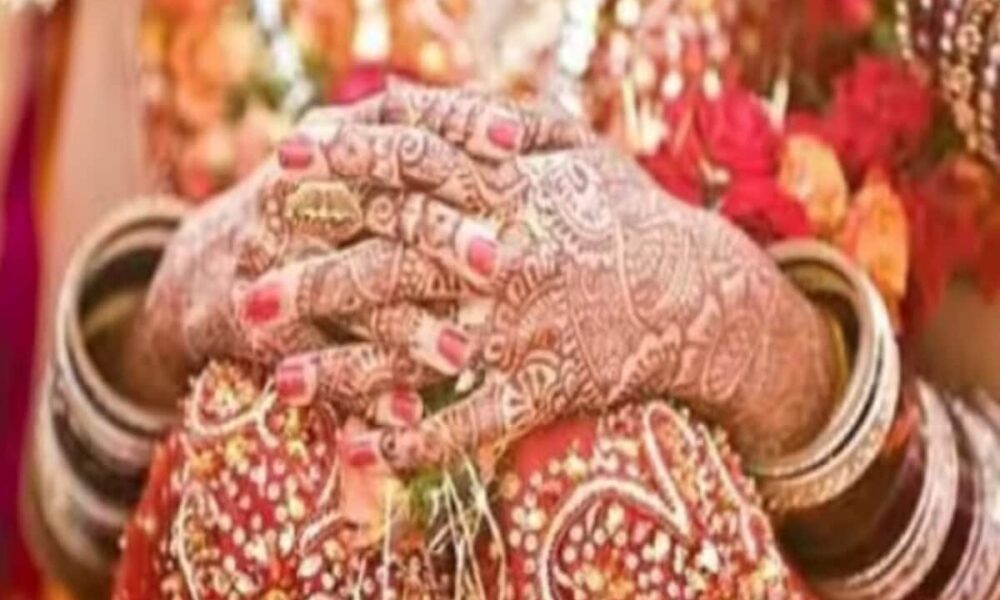 शादी के बाद पत्नी के सामने रोने लगा पति, बोला-मैं समलैंगिक हूं, मुझे तलाक दे दो
