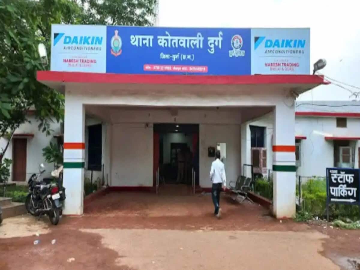 कभी चॉकलेट तो कभी मोबाइल गेम का लालच देकर पुजारी करता था बच्चों से अननेचुरल सेक्स, पुलिस ने किया गिरफ्तार कभी चॉकलेट तो कभी मोबाइल गेम का लालच देकर पुजारी करता था बच्चों से अननेचुरल सेक्स, पुलिस ने किया गिरफ्तार