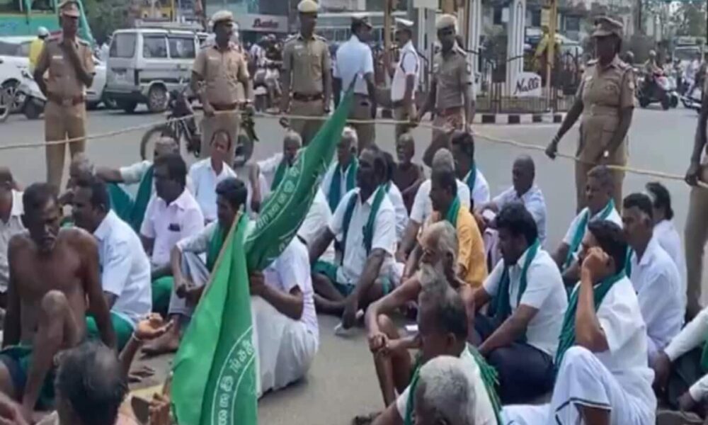 दिल्ली कूच को निकले थे किसान, एमपी पुलिस ने पकड़ कर 'तीर्थयात्रा' पर भेजा