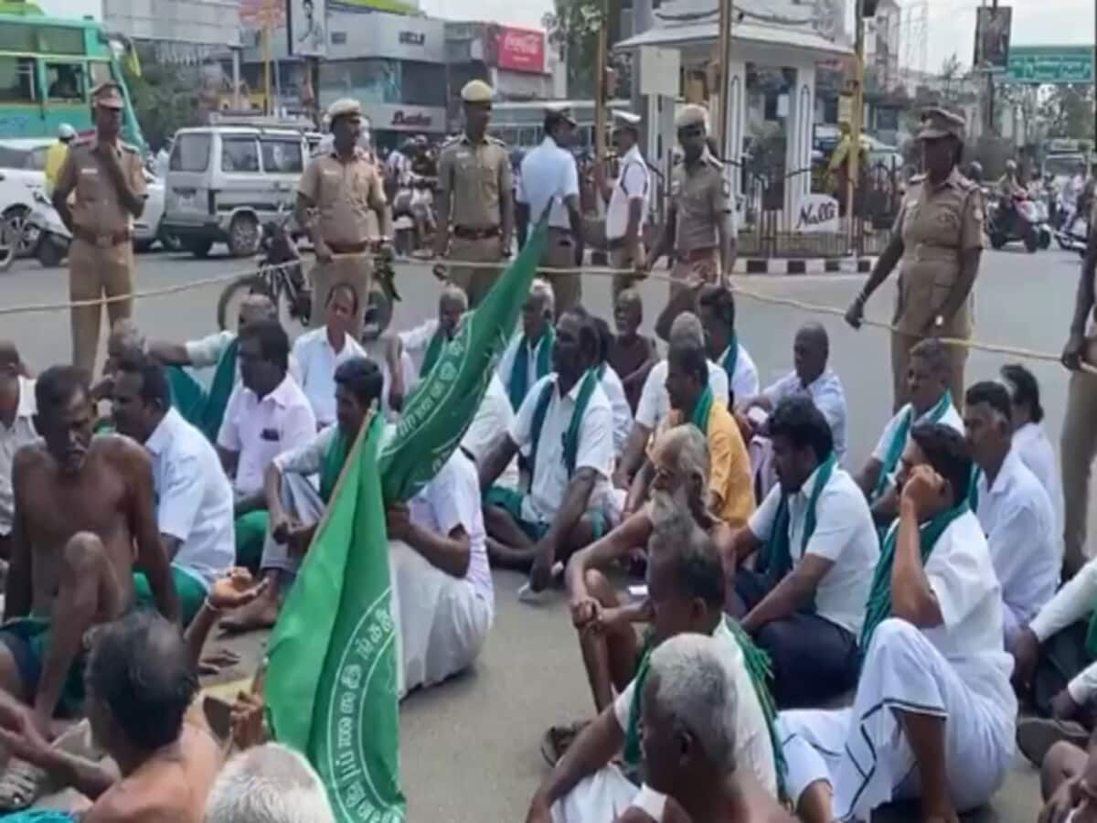 दिल्ली कूच को निकले थे किसान, एमपी पुलिस ने पकड़ कर 'तीर्थयात्रा' पर भेजा दिल्ली कूच को निकले थे किसान, एमपी पुलिस ने पकड़ कर 'तीर्थयात्रा' पर भेजा
