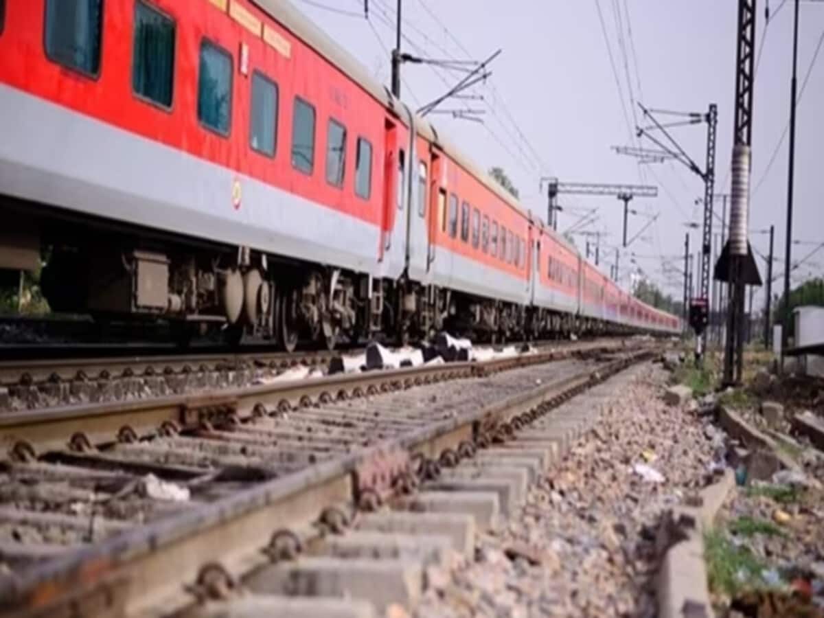 दानापुर-पुणे एक्सप्रेस में सपेरों का उपद्रव, यात्रियों के गले में सांप डाल डराया, लूटकर भागे दानापुर-पुणे एक्सप्रेस में सपेरों का उपद्रव, यात्रियों के गले में सांप डाल डराया, लूटकर भागे
