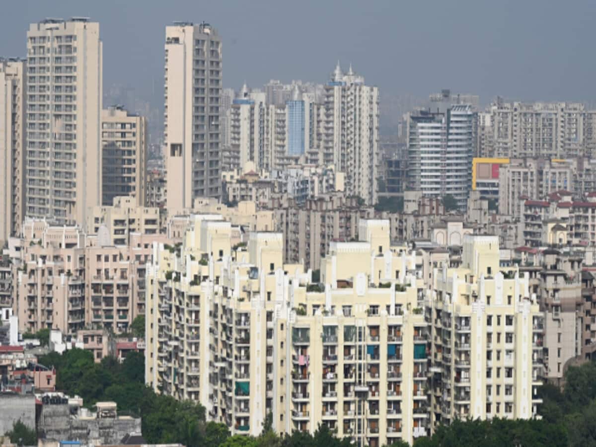 नोएडा में बिना रजिस्ट्री के फ्लैटों पर कब्जा देने वाले बिल्डरों पर होगा ऐक्शन, DM ने दिए निर्देश नोएडा में बिना रजिस्ट्री के फ्लैटों पर कब्जा देने वाले बिल्डरों पर होगा ऐक्शन, DM ने दिए निर्देश