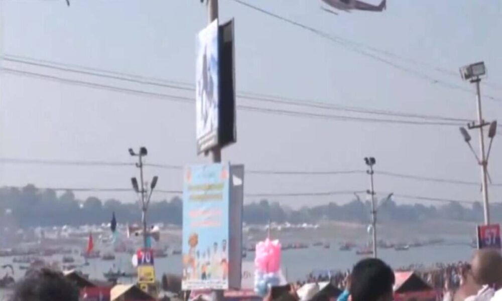 प्रयागराज में गंगा स्नान करने पहुंचे श्रद्धालुओं पर आसमान से बरसाए फूल, मौनी अमावस्या पर उमड़ा जन सैलाब