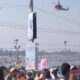 प्रयागराज में गंगा स्नान करने पहुंचे श्रद्धालुओं पर आसमान से बरसाए फूल, मौनी अमावस्या पर उमड़ा जन सैलाब