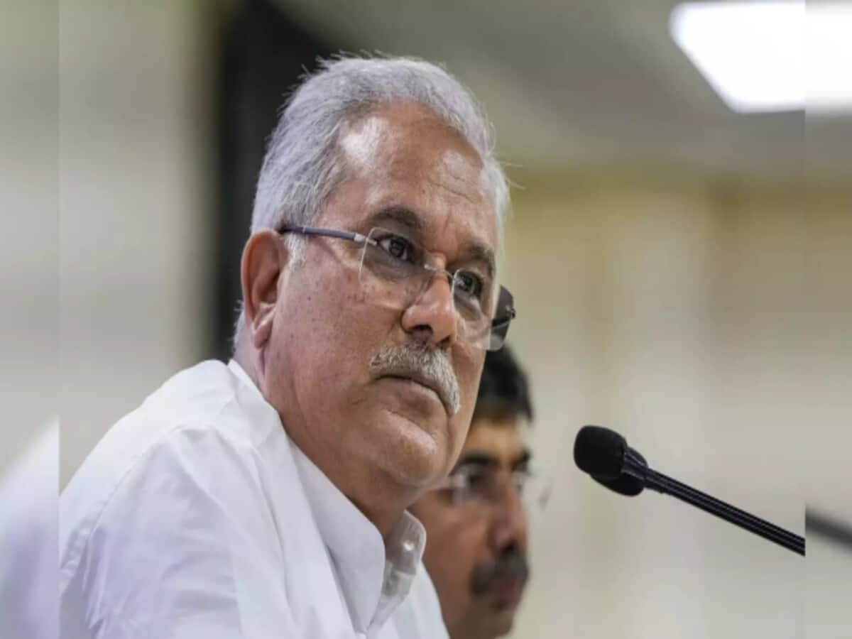 भूपेश बघेल की मुश्किलें बढ़ीं, EVM के खिलाफ बोलना पड़ा महंगा; शिकायत दर्ज भूपेश बघेल की मुश्किलें बढ़ीं, EVM के खिलाफ बोलना पड़ा महंगा; शिकायत दर्ज