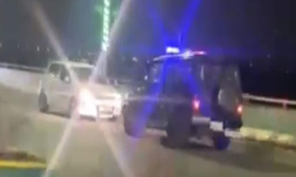 पुलिस के सामने बैक गियर में 1 KM तक दौड़ाई कार, फिल्मी स्टाइल में चालक फरार; वीडियो वायरल