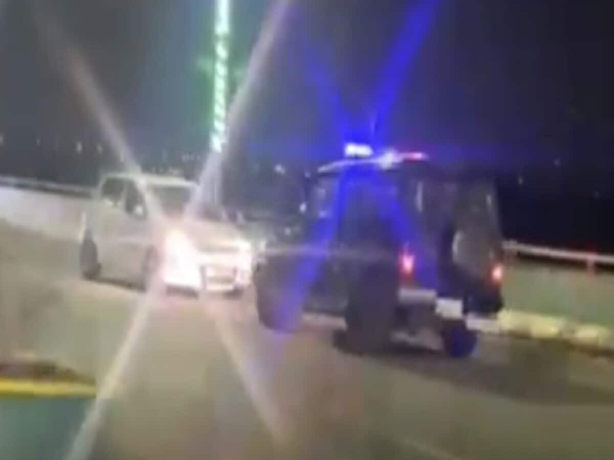 पुलिस के सामने बैक गियर में 1 KM तक दौड़ाई कार, फिल्मी स्टाइल में चालक फरार; वीडियो वायरल पुलिस के सामने बैक गियर में 1 KM तक दौड़ाई कार, फिल्मी स्टाइल में चालक फरार; वीडियो वायरल