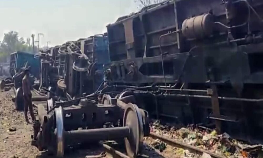 धीमी गति, फिर कैसे पलटी मालगाड़ी और दबा बुजुर्ग? दिल्ली ट्रेन हादसे में इस बात का अंदेशा