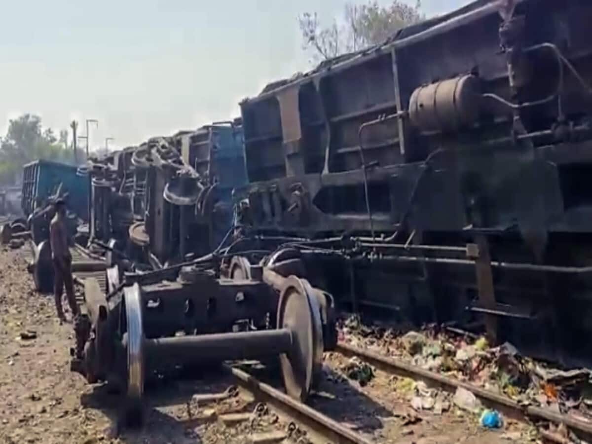 धीमी गति, फिर कैसे पलटी मालगाड़ी और दबा बुजुर्ग? दिल्ली ट्रेन हादसे में इस बात का अंदेशा धीमी गति, फिर कैसे पलटी मालगाड़ी और दबा बुजुर्ग? दिल्ली ट्रेन हादसे में इस बात का अंदेशा