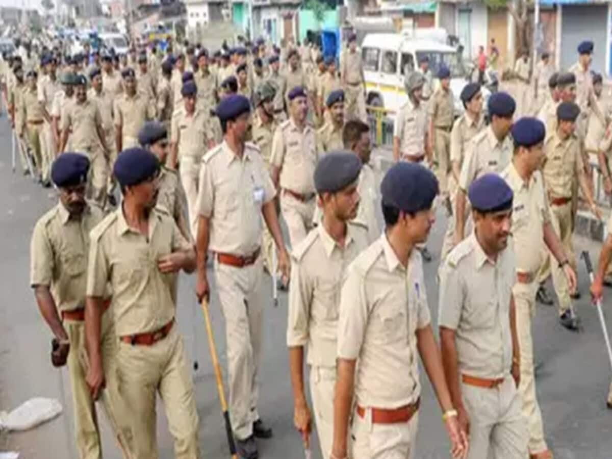 दमोह में सांप्रदायिक सद्भभाव बिगाड़ने के आरोप में 40 पर केस दर्ज, पुलिस का फ्लैग मार्च दमोह में सांप्रदायिक सद्भभाव बिगाड़ने के आरोप में 40 पर केस दर्ज, पुलिस का फ्लैग मार्च