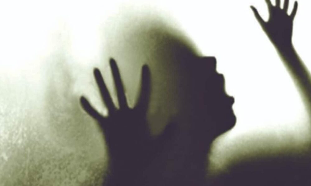 पति ने पत्नी को दोस्तों संग मिलकर किया किडनैप, कार में न्यूड कर शहरभर में घुमाया