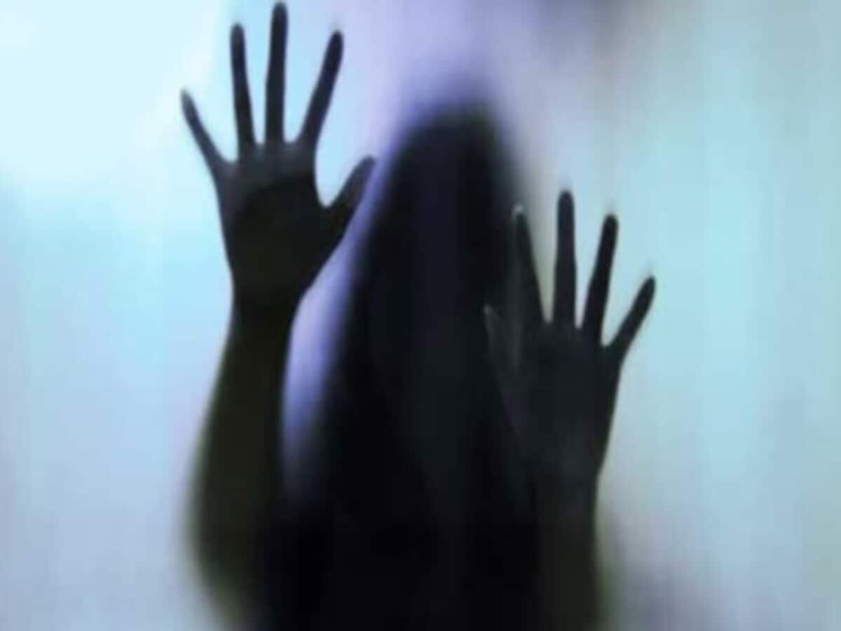 पत्नी से बदला लेने को पति ने चली शर्मनाक चाल, दोस्तों संग किडनैप कर कार में किया न्यूड पत्नी से बदला लेने को पति ने चली शर्मनाक चाल, दोस्तों संग किडनैप कर कार में किया न्यूड