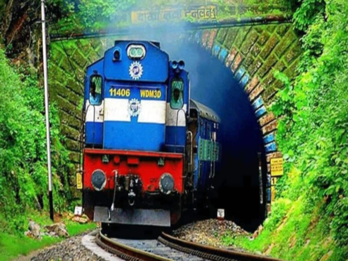 उत्तराखंड के पहाड़ों पर अब आसानी से चलेगी ट्रेन, ऋषिकेश-कर्णप्रयाग रेलवे लाइन के लिए बना यह प्लान उत्तराखंड के पहाड़ों पर अब आसानी से चलेगी ट्रेन, ऋषिकेश-कर्णप्रयाग रेलवे लाइन के लिए बना यह प्लान
