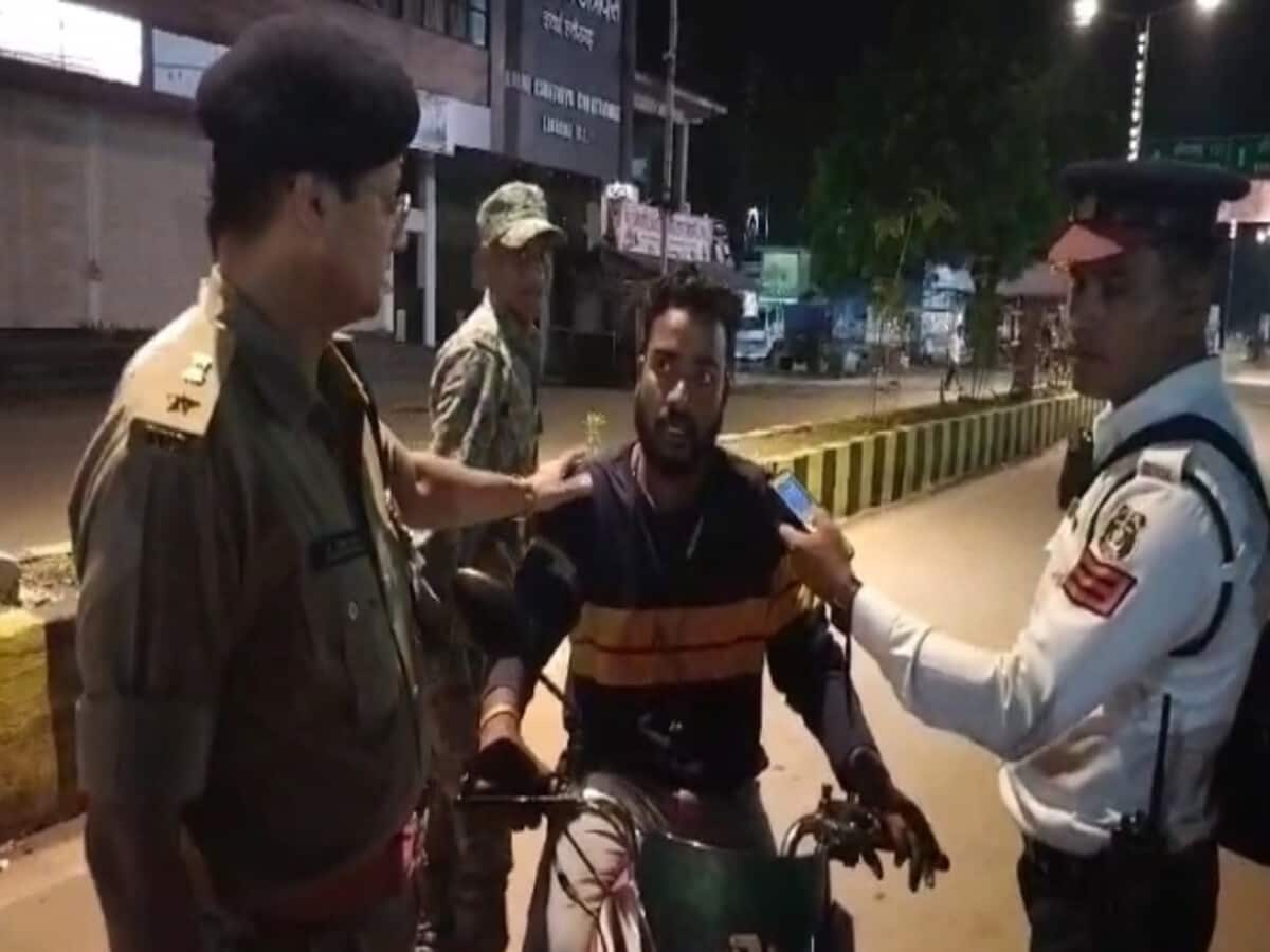 SP Abhishek Pallav old form seen class organized for late night walkers and drunkards SP Abhishek Pallav old form seen class organized for late night walkers and drunkards