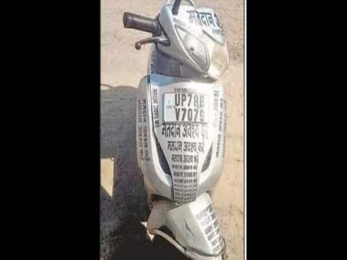 UP Kanpur Unique Election Campaign on scooter for Loksabha elections 2024 voters made aware UP Kanpur Unique Election Campaign on scooter for Loksabha elections 2024 voters made aware