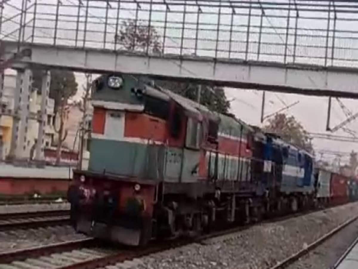 चाय पीने उतरा चालक और भाग गई ट्रेन, 100 की स्पीड में 84 किमी दौड़ी; देखें VIDEO चाय पीने उतरा चालक और भाग गई ट्रेन, 100 की स्पीड में 84 किमी दौड़ी; देखें VIDEO