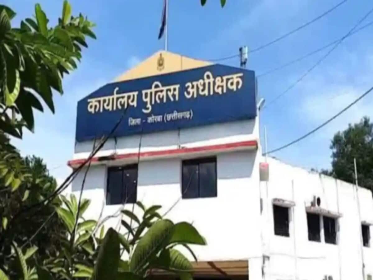 फंदे पर लटकता मिला आरक्षक का शव, आत्महत्या का कारण अज्ञात, पुलिस कर रही जांच फंदे पर लटकता मिला आरक्षक का शव, आत्महत्या का कारण अज्ञात, पुलिस कर रही जांच