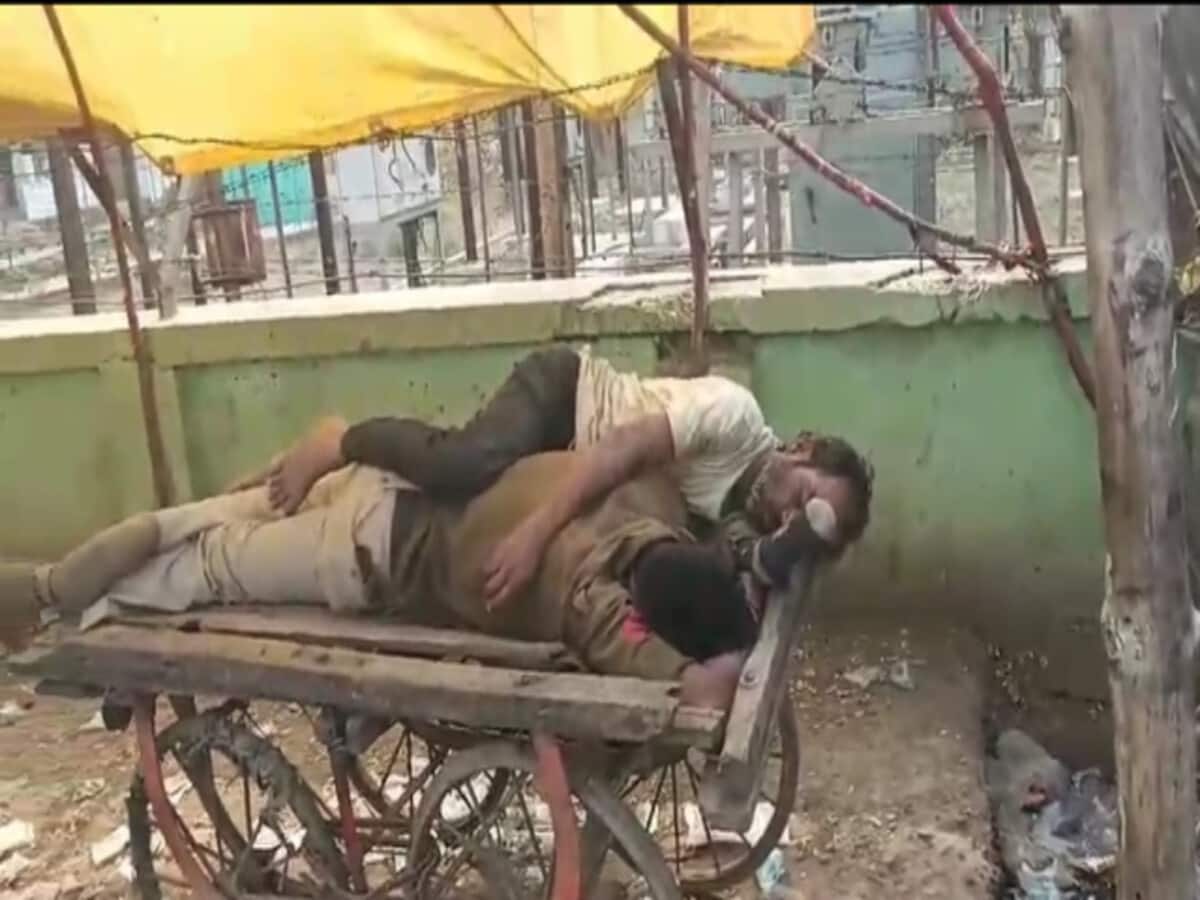 Damoh News: शराब के नशे में हाथ ठेले पर पड़ा था शराबी कांस्टेबल, जबलपुर नाका के समीप का नजारा Damoh News: शराब के नशे में हाथ ठेले पर पड़ा था शराबी कांस्टेबल, जबलपुर नाका के समीप का नजारा
