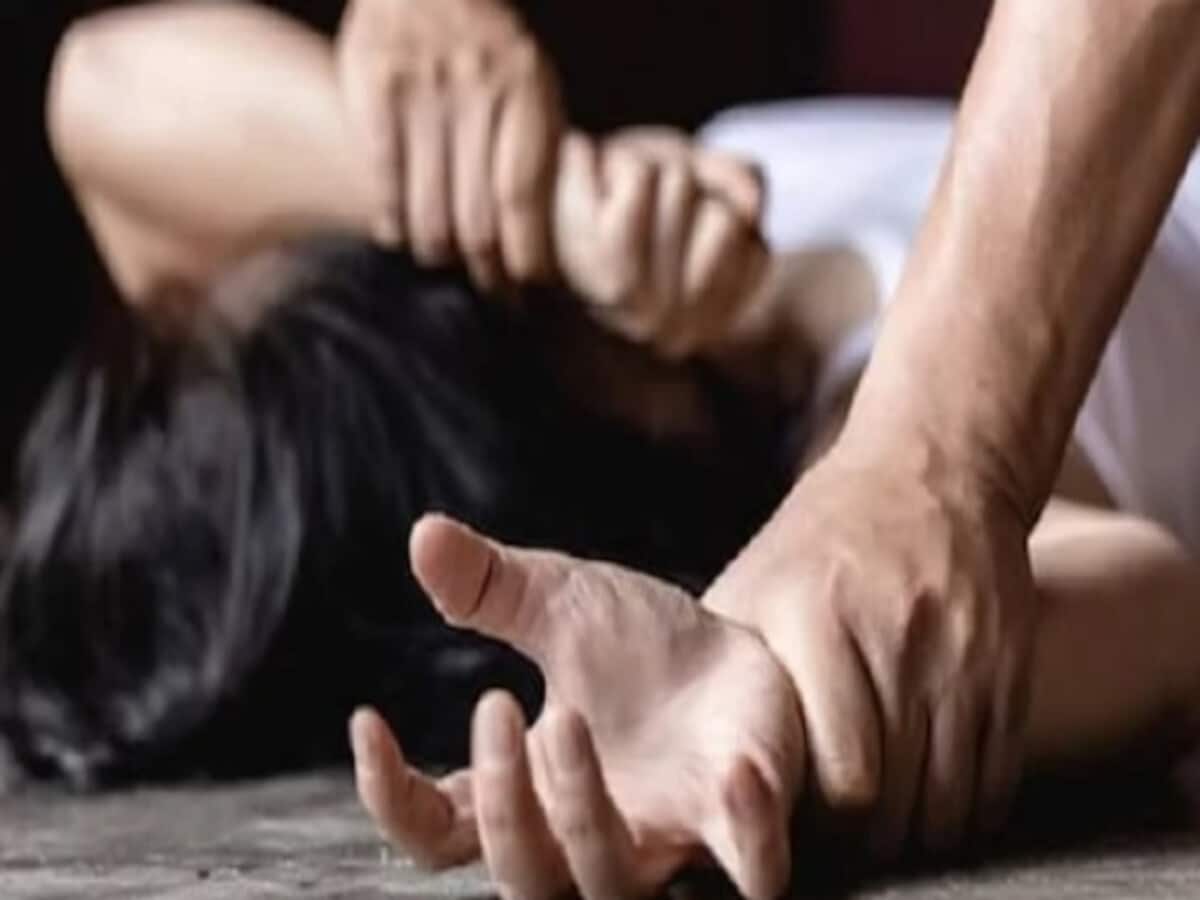 नाबालिग को बाइक में घूमने के बहाने घर लेकर पहुंचा अंकल, बंधक बनाकर मासूम से दुष्कर्म, थाने में बताई आप-बीती नाबालिग को बाइक में घूमने के बहाने घर लेकर पहुंचा अंकल, बंधक बनाकर मासूम से दुष्कर्म, थाने में बताई आप-बीती