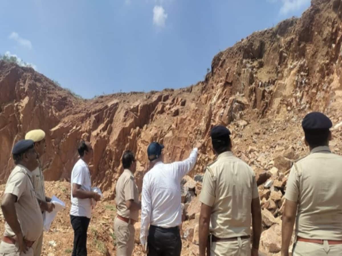 Pali News: पाली जिले में खान में पत्थर गिरने से 6 मजदूर दबे, 3 मजदूरों की मौत Pali News: पाली जिले में खान में पत्थर गिरने से 6 मजदूर दबे, 3 मजदूरों की मौत