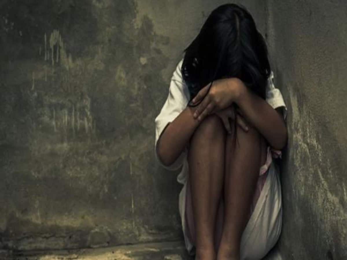 15 साल की दिव्यांग नाबालिग के साथ हैवानियत, रेप के बाद हुई गर्भवती; असपताल में नवजात को दिया जन्म 15 साल की दिव्यांग नाबालिग के साथ हैवानियत, रेप के बाद हुई गर्भवती; असपताल में नवजात को दिया जन्म