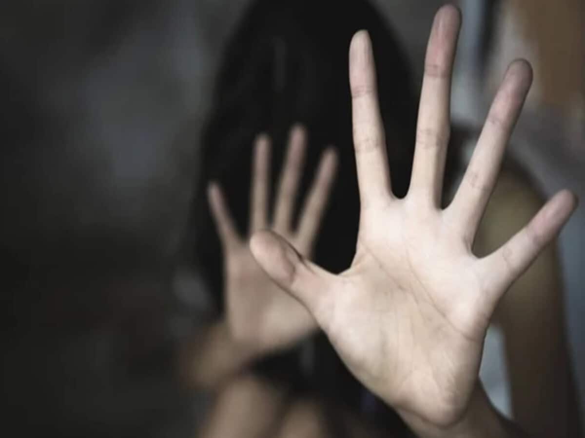 सूरजपुर में 8 युवकों ने नाबालिग को बनाया हवस का शिकार, जंगल ले जाकर किया सामूहिक दुष्कर्म सूरजपुर में 8 युवकों ने नाबालिग को बनाया हवस का शिकार, जंगल ले जाकर किया सामूहिक दुष्कर्म