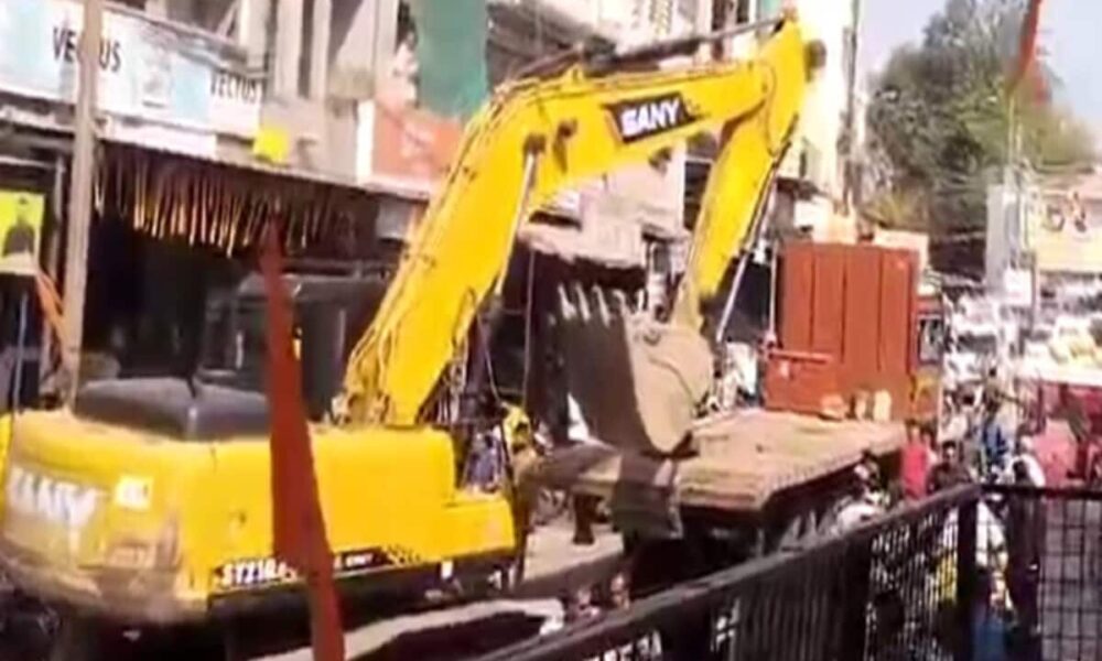 MP में गरजा मोहन सरकार का बुलडोजर, ढहाया गया ऑनलाइन कैफे, क्या थी वजह?