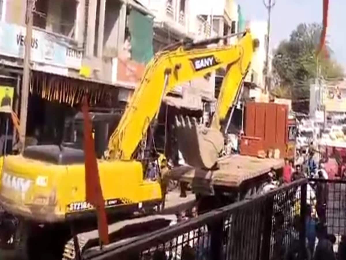 MP में गरजा मोहन सरकार का बुलडोजर, ढहाया गया ऑनलाइन कैफे, क्या थी वजह? MP में गरजा मोहन सरकार का बुलडोजर, ढहाया गया ऑनलाइन कैफे, क्या थी वजह?