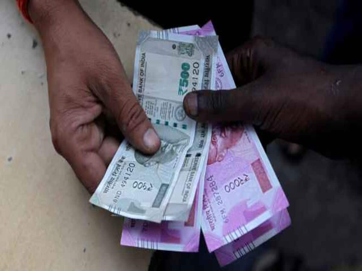 UP Aligarh ABVP Former Worker Begged for money from shopkeepers to pay ransom during dispute UP Aligarh ABVP Former Worker Begged for money from shopkeepers to pay ransom during dispute