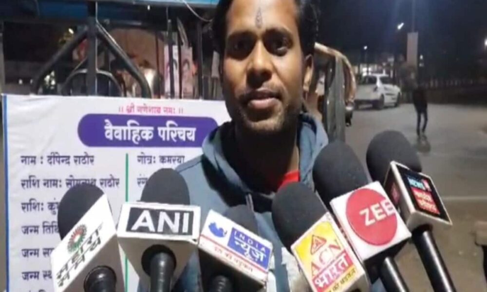 किसी भी समाज की चलेगी, ई-रिक्शा पर बायोडॉटा का बैनर लगा दुल्हन तलाश रहा युवक