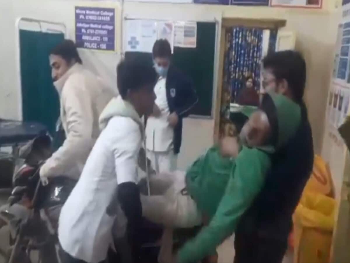 MP का '3 इडियट्स', बेसुध मरीज को बाइक पर बैठा इमरजेंसी वॉर्ड में घुसा शख्स, देखें वीडियो MP का '3 इडियट्स', बेसुध मरीज को बाइक पर बैठा इमरजेंसी वॉर्ड में घुसा शख्स, देखें वीडियो