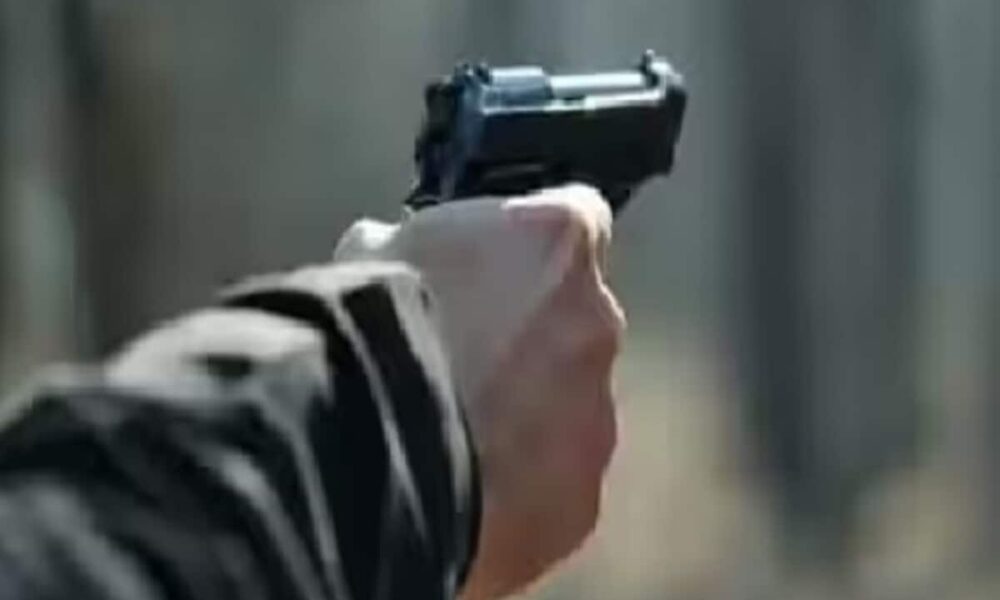 ससुराल में पहुंचे पति ने पहले पत्नी फिर खुद को गोली मारी, दोनों गंभीर