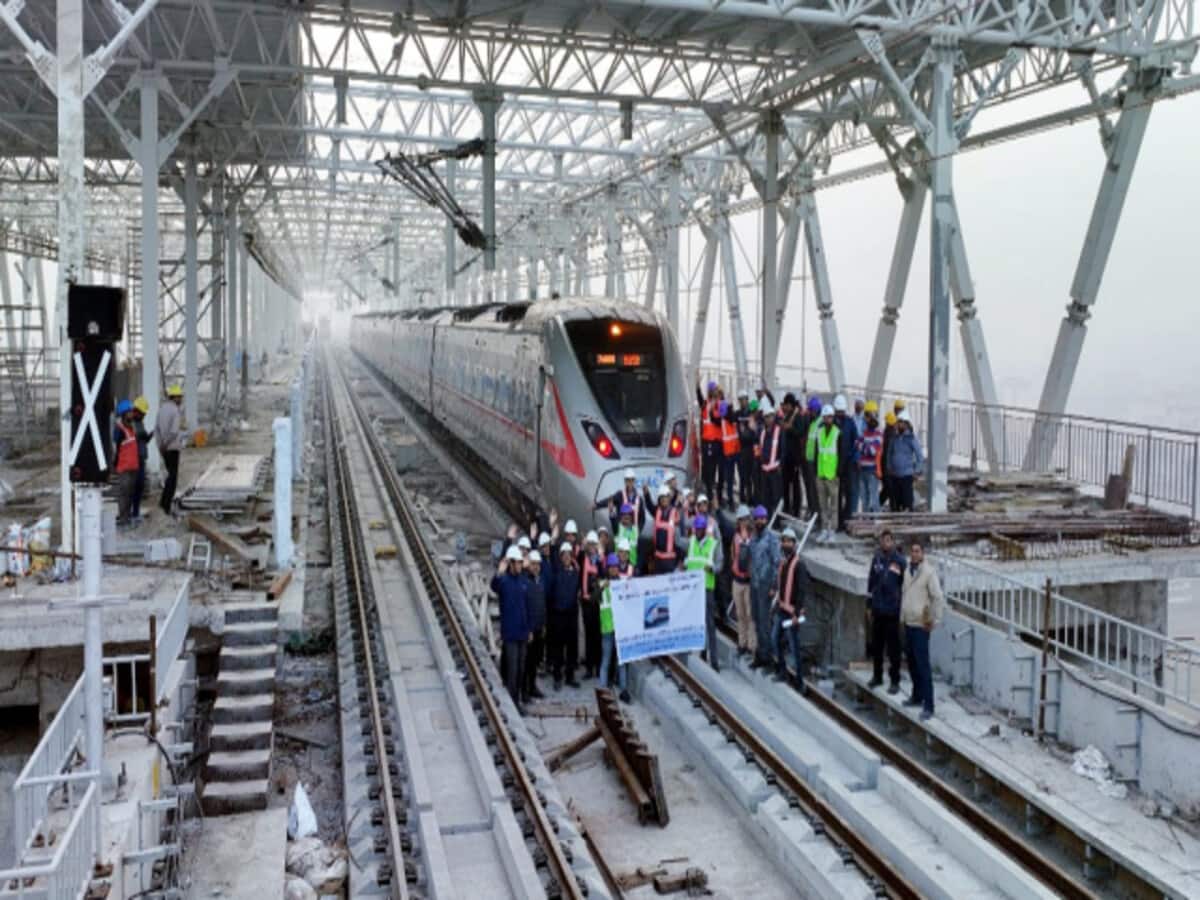 10 मिनट में दुहाई से मेरठ, 160KM की स्पीड से ट्रैक पर दौड़ी नमो भारत ट्रेन; आप कब करेंगे सफर? 10 मिनट में दुहाई से मेरठ, 160KM की स्पीड से ट्रैक पर दौड़ी नमो भारत ट्रेन; आप कब करेंगे सफर?