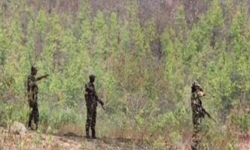 माओवादियों ने दो ग्रामीणों को उतारा मौत के घाट, पुलिस की मुखबिरी का आरोप