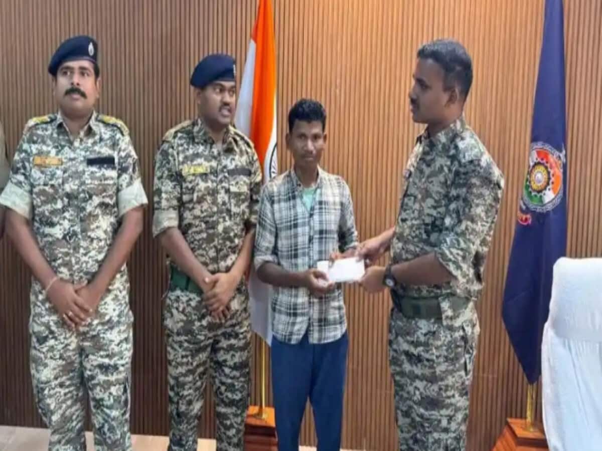 Naxalite who was active in Sukma since 2004 involved in the killing of 130 soldiers carrying a reward of Rs 8 lakh surrendered Naxalite who was active in Sukma since 2004 involved in the killing of 130 soldiers carrying a reward of Rs 8 lakh surrendered