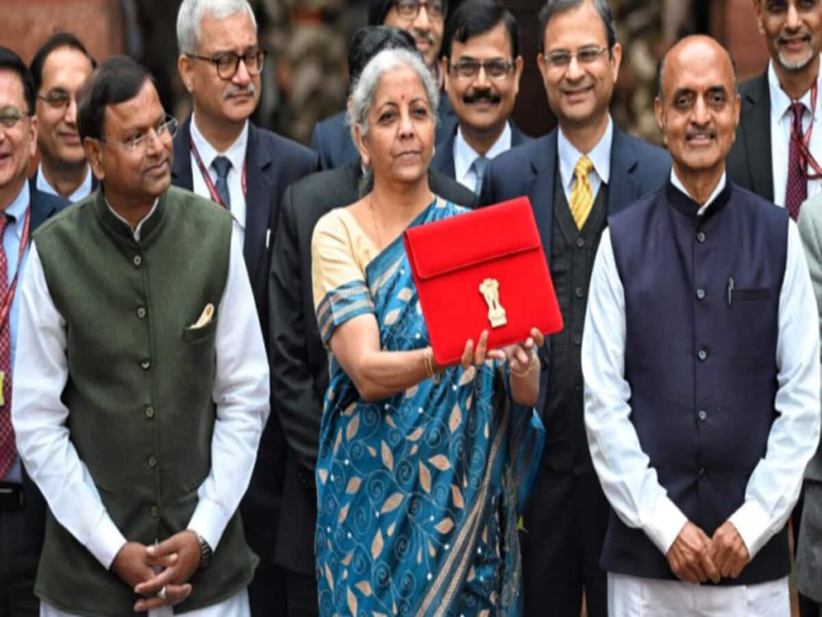 Budget 2024 1 February Latest Update FM nirmala sitharaman sky saree attract – Business News India – कभी लाल, कभी पीली, हर बार बजट-डे पर वित्त मंत्री की साड़ी ने किया अट्रैक्ट, Business News