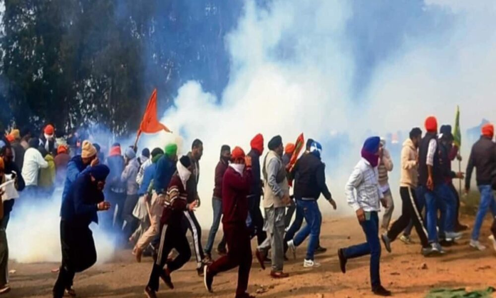 Farmer Protest Updates: किसानों का आंदोलन फिर से हिंसक, पुलिस के ऐक्शन में एक की मौत और 25 घायल