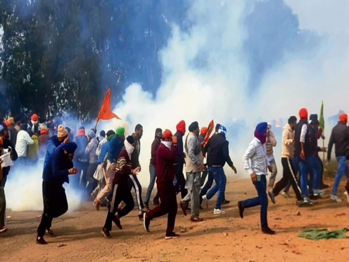 Farmer Protest Updates: किसानों का आंदोलन फिर से हिंसक, पुलिस के ऐक्शन में एक की मौत और 25 घायल Farmer Protest Updates: किसानों का आंदोलन फिर से हिंसक, पुलिस के ऐक्शन में एक की मौत और 25 घायल
