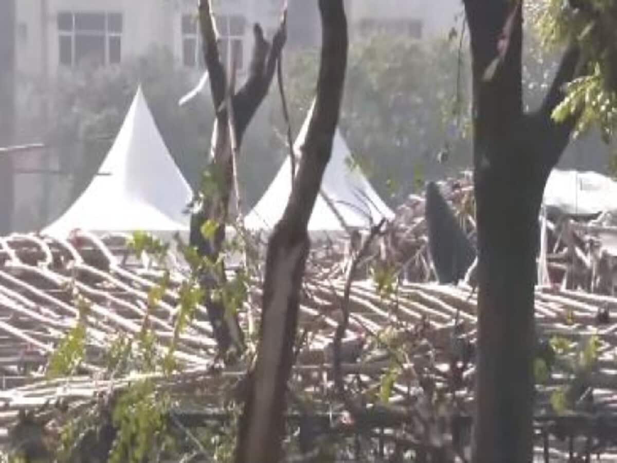 दिल्ली के जवाहरलाल नेहरू स्टेडियम में गिरा पंडाल, 8 लोग घायल; कई लोगों के दबे होने की आशंका