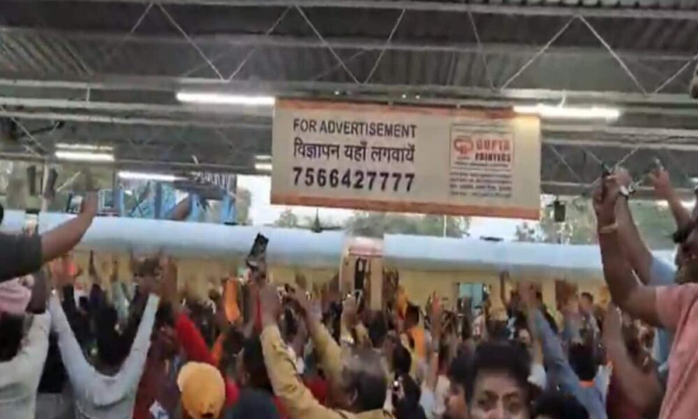जब एक स्टेशन पर अयोध्या से आने और जाने वाली ट्रेनें एक साथ रुकीं, उतर कर नाचने लगे यात्री; VIDEO वायरल