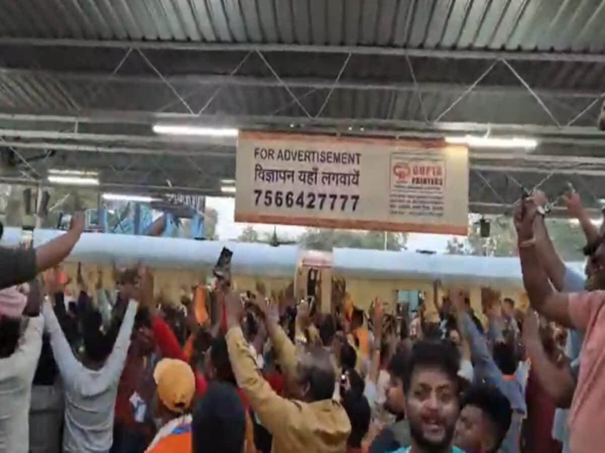 जब एक स्टेशन पर अयोध्या से आने और जाने वाली ट्रेनें एक साथ रुकीं, उतर कर नाचने लगे यात्री; VIDEO वायरल जब एक स्टेशन पर अयोध्या से आने और जाने वाली ट्रेनें एक साथ रुकीं, उतर कर नाचने लगे यात्री; VIDEO वायरल