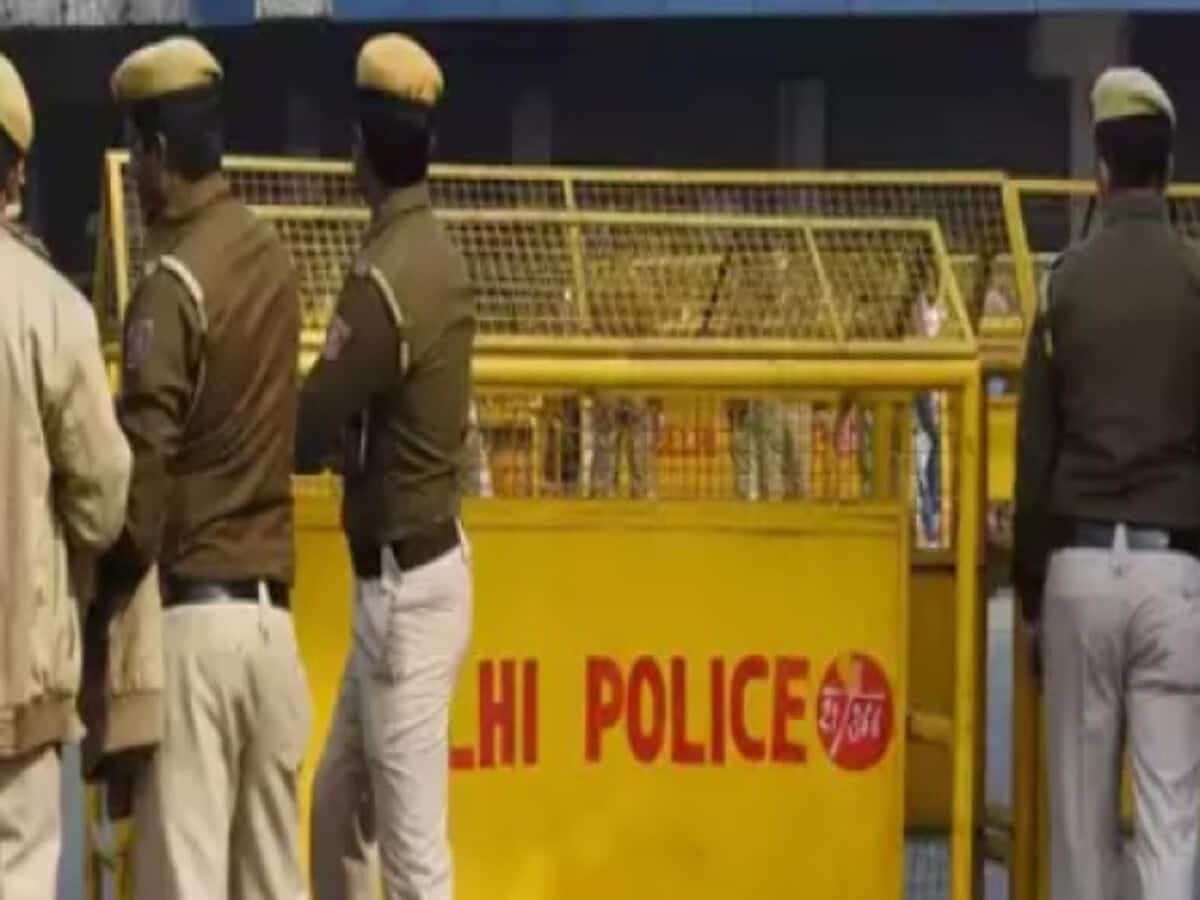 DPS आरके पुरम को बम से उड़ाने की धमकी, मचा हड़कंप; स्कूल खाली कराया DPS आरके पुरम को बम से उड़ाने की धमकी, मचा हड़कंप; स्कूल खाली कराया