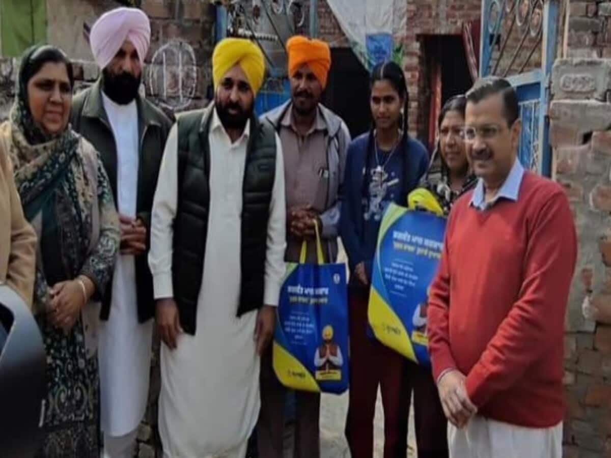 पंजाब में घर-घर मुफ्त राशन योजना की शुरुआत, मान और केजरीवाल ने भी बांटा; दिल्ली में नहीं हो पाई थी शुरू पंजाब में घर-घर मुफ्त राशन योजना की शुरुआत, मान और केजरीवाल ने भी बांटा; दिल्ली में नहीं हो पाई थी शुरू