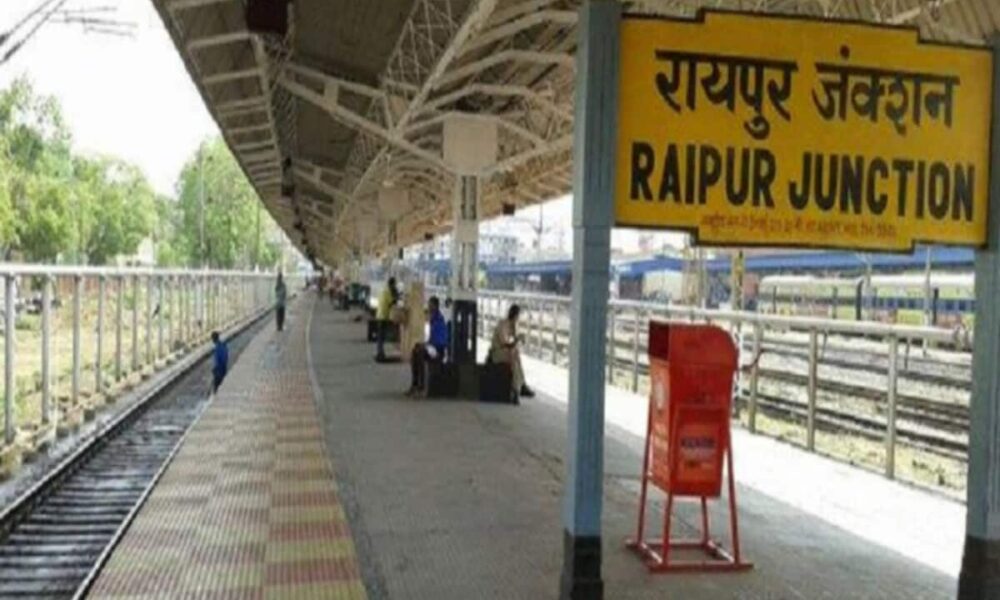 Firing in Raipur Railway Station RPSF jawan shot in chest one passenger injured admitted to hospital