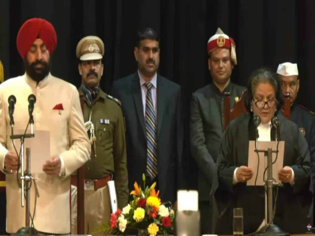 उत्तराखंड हाईकोर्ट की पहली महिला मुख्य न्यायाधीश बनी रितु बाहरी, राज्यपाल गुरमीत सिंह ने दिलाई शपथ उत्तराखंड हाईकोर्ट की पहली महिला मुख्य न्यायाधीश बनी रितु बाहरी, राज्यपाल गुरमीत सिंह ने दिलाई शपथ