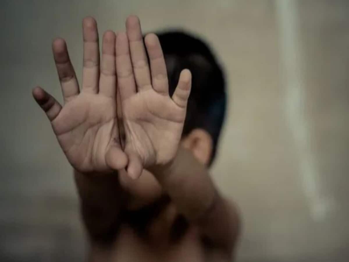 मंदिर में प्रसाद लेने गए बच्चे के साथ पुजारी ने किया अननेचुरल सेक्स, कोर्ट ने सुनाई बड़ी सजा मंदिर में प्रसाद लेने गए बच्चे के साथ पुजारी ने किया अननेचुरल सेक्स, कोर्ट ने सुनाई बड़ी सजा